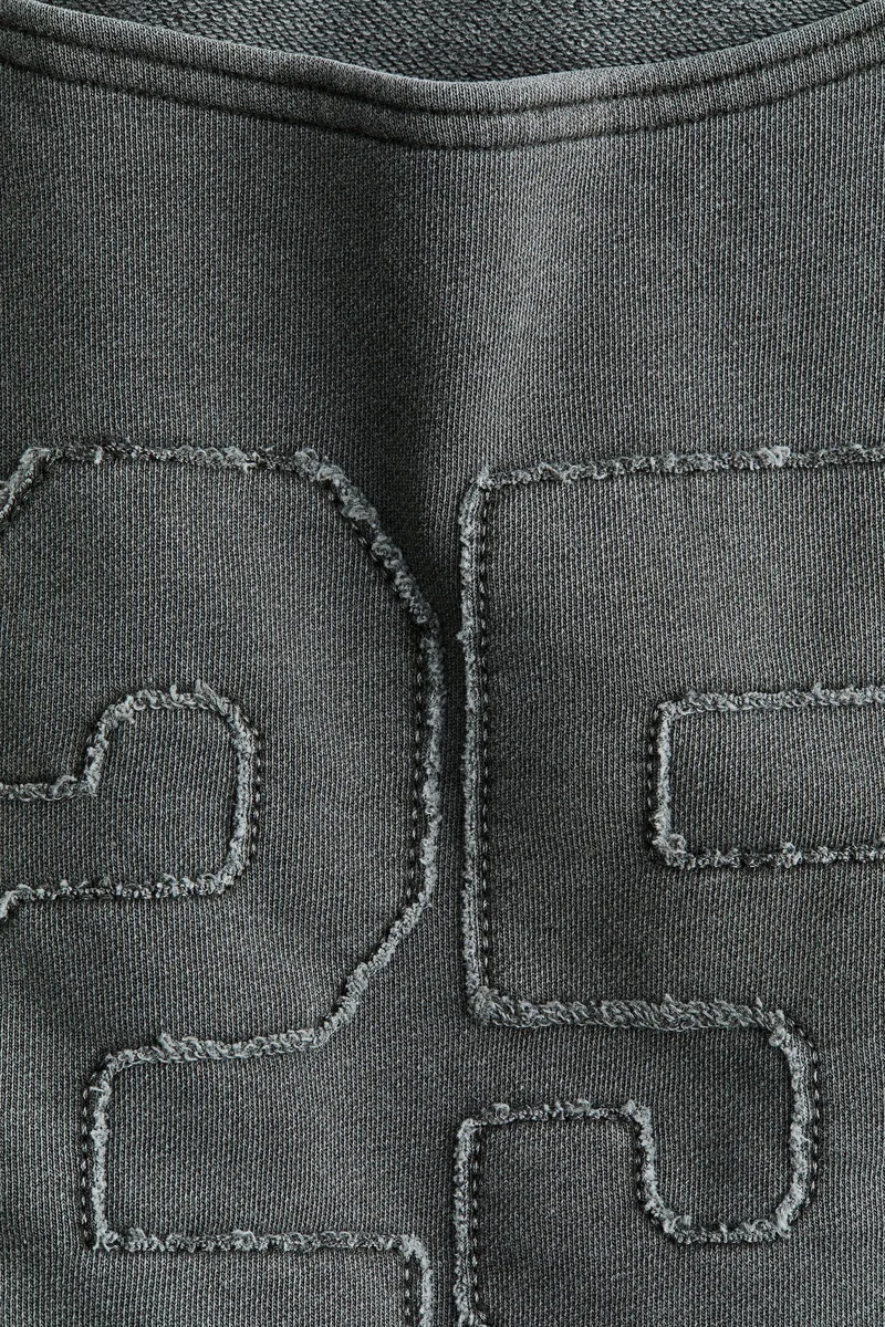 اتش اند ام بلوزة بقصة  واسعة وأكتاف مكشوفة